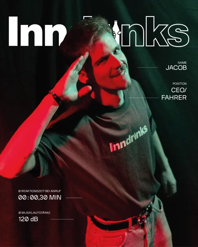 Eine Person steht vor dunklem Hintergrund in rot-grünem Licht, trägt ein „Inndrinks“-T-Shirt und hebt die rechte Hand zu einer salutähnlichen Geste. Magazinartige Texteinblendungen nennen Name, Position, Reaktionszeit bei Anrufen und durchschnittliche Musiklautstärke.