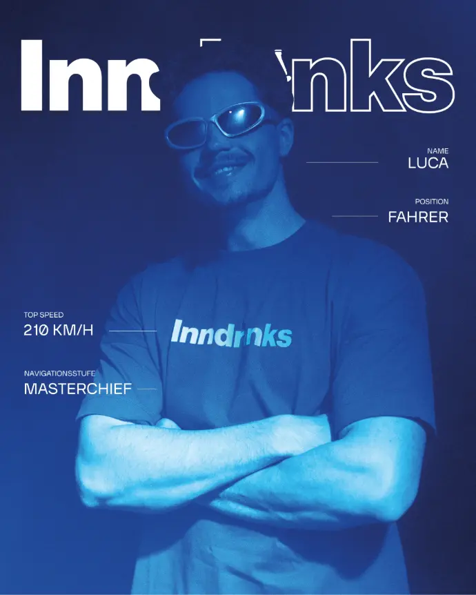 Eine Person steht vor dunklem Hintergrund in intensiv blauem Licht, trägt eine futuristische Sonnenbrille und verschränkt die Arme. Auf dem T-Shirt steht „Inndrinks“. Um die Figur sind Magazin-ähnliche Texte platziert, darunter Name, Position, Top-Speed und Navigationsstufe.
