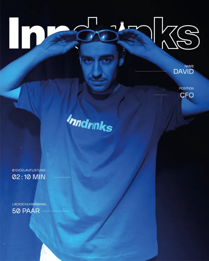 Eine Person steht vor dunklem Hintergrund in kräftigem blauem Licht und hebt eine Sport- oder Sonnenbrille mit beiden Händen leicht vom Kopf an. Das T-Shirt trägt den Schriftzug „Inndrinks“. Magazinartige Typografie umrahmt die Szene mit Angaben zu Name, Position, Excel-Auflistungszeit und einem scherzhaft formulierten Schuharsenal.